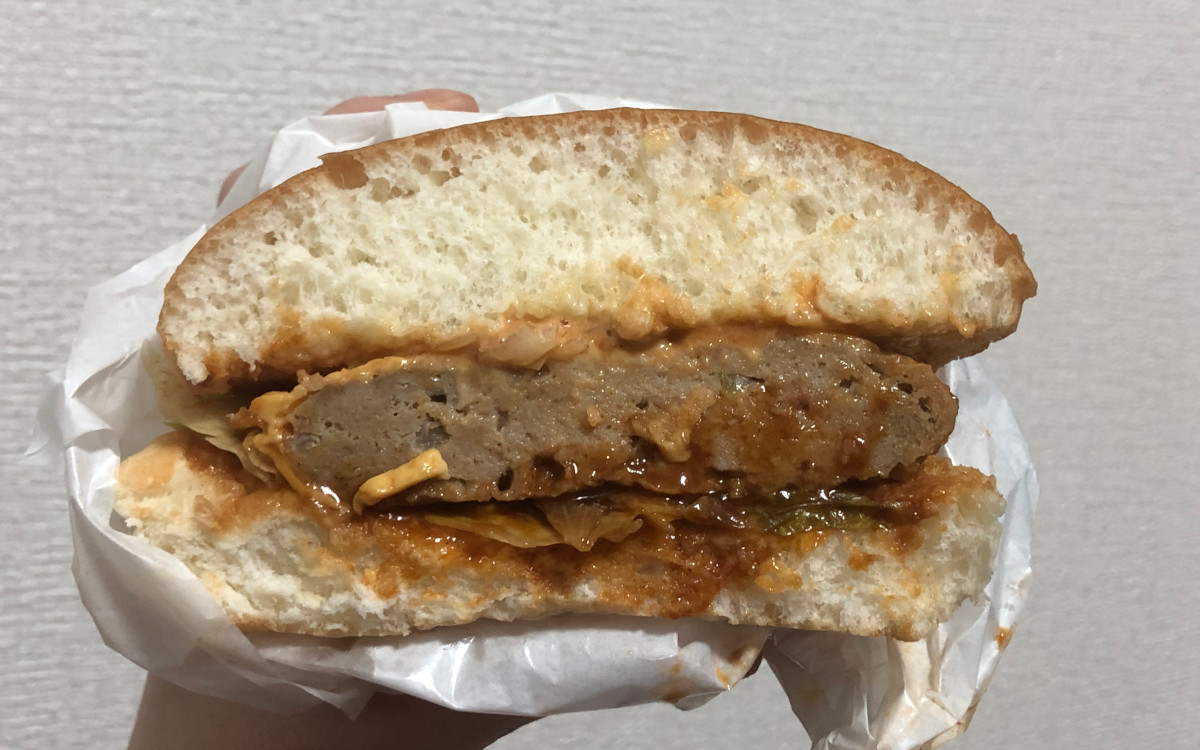 片手で持てない重量感！ コメダ珈琲の「自慢のドミグラスバーガー」