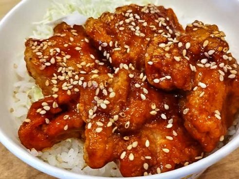 韓国を代表するブランドが監修！ ローソンの「ネネチキン監修 ヤンニョムチキン丼」は本場の味にこだわった一杯