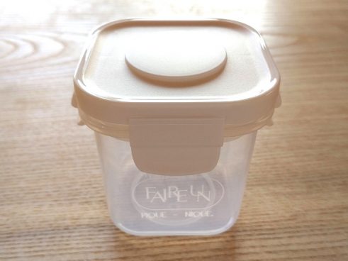 スリコ、冷たく持ち運べて結露しない「スタッキング保冷剤付き容器」