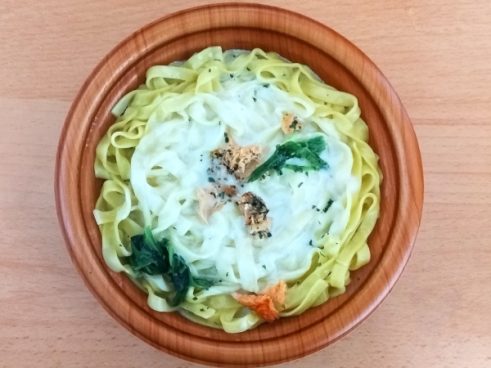 モチモチ麺だから食べ応え有！ ファミマの「生パスタ サーモンとほうれん草」