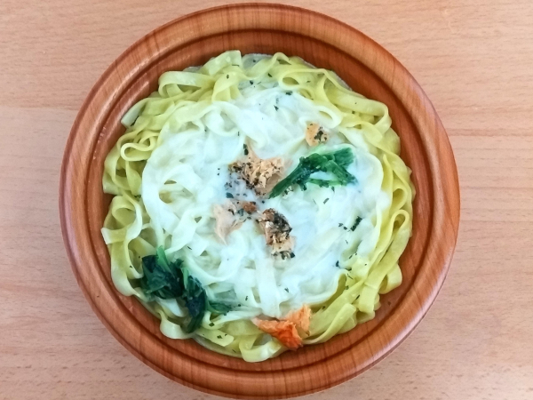 モチモチ麺だから食べ応え有！ ファミマの「生パスタ サーモンとほうれん草」