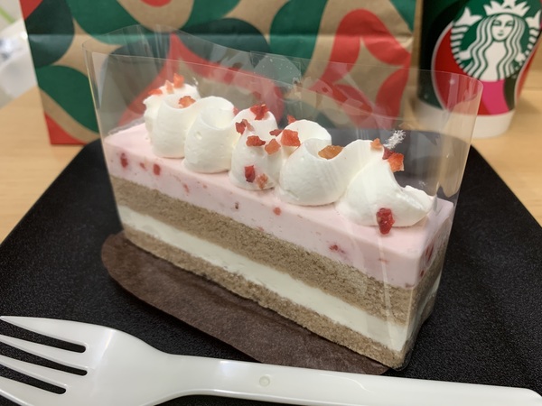 甘酸っぱさがコーヒーにマッチ！ スタバのクリスマス限定メニュー「ストロベリーメリークリームケーキ」