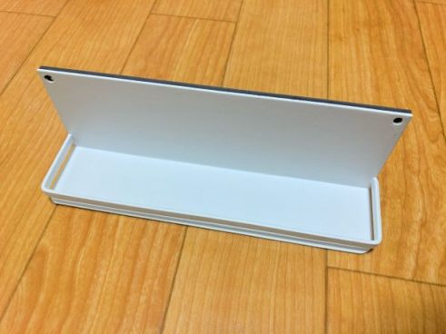 ヒラキの入浴中や料理中も、好きな場所に設置できる「マグネット式スマートフォンスタンド」