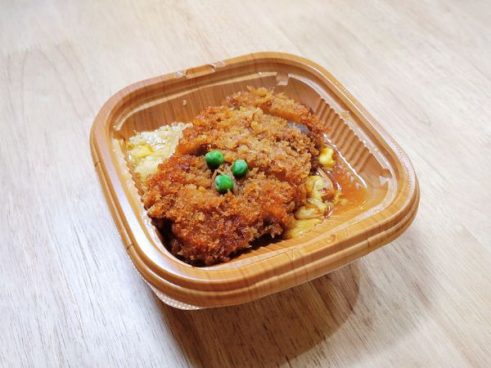 コンビニのカツ丼なのに豚ロースの厚みがヤバイ！ 「特製だし香る！ 三元豚のロースかつ丼」（ファミマ）