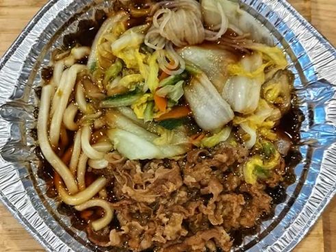 たまご2個、どう使う？ ボリューム満点、すき家の「牛すき鍋定食」