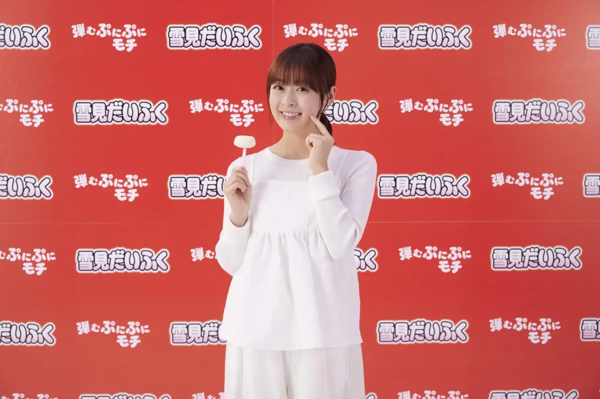 森七菜が“ぷにぷにポーズ”で雪見レンチンをアピール！見事なおもちのばしシーンも　ロッテ「雪見だいふく」新WEBCM