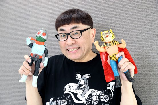 収集歴30年以上、イジリー岡田がソフビ愛を語る。「ソフビを手に取ると……まだ汚れていない、ベロの動きが遅かった頃の僕に会える」