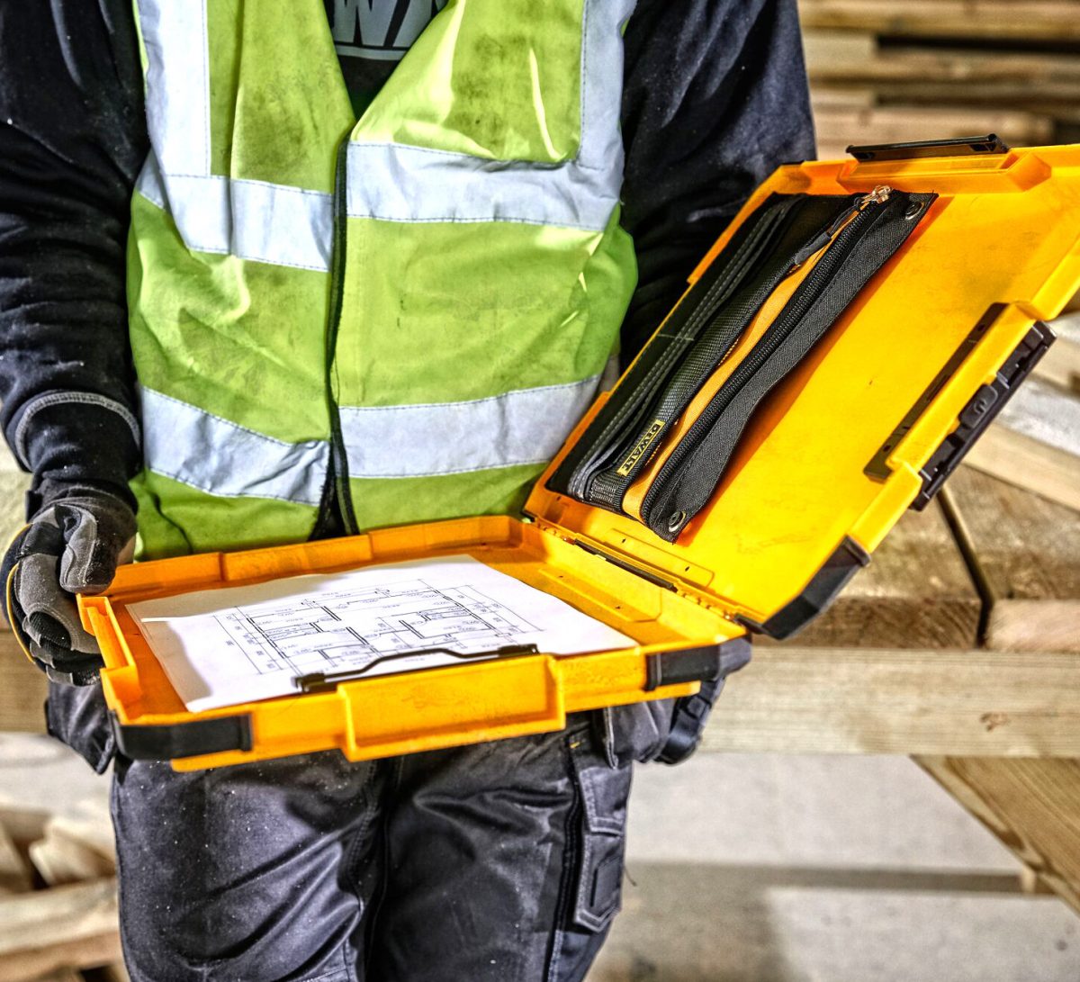 工具から文房具までタフに収納！ DIYでもアウトドアでも幅広く役立つデウォルトの多機能バインダー「TSTAKバインダー」