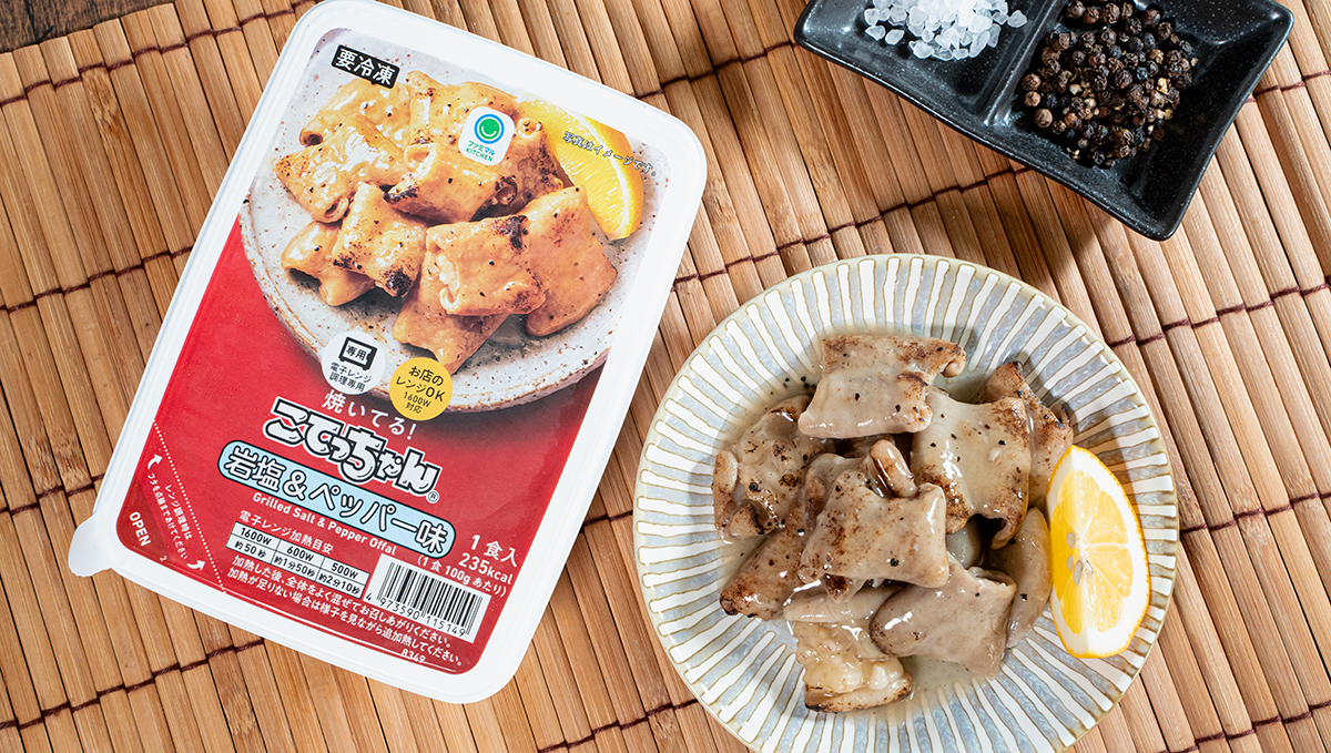 ロングセラーの「こてっちゃん」に新作。ファミリーマート「焼いてる！こてっちゃん岩塩＆ペッパー味」