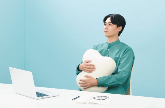 “呼吸するクッション”で新感覚の休憩体験を……ユカイ工学「fufuly」クラウドファンディング中