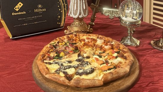ドミノ・ピザ×ヒルトン東京の初コラボ。クリスマスを彩る「冬のごちそうクワトロ」発売