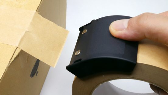 これぞ待っていた進化！ ギザ刃が痛いクラフトテープのカッターが安全スマートに生まれ変わった