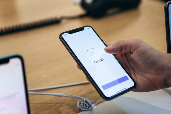 iPhone、Face IDを画面下に内蔵するのは2026年以降!? 韓国メディアが報道