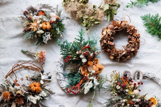 クリスマスリースを季節の花材で制作…フローリストが教えるドライフラワーリースの作り方