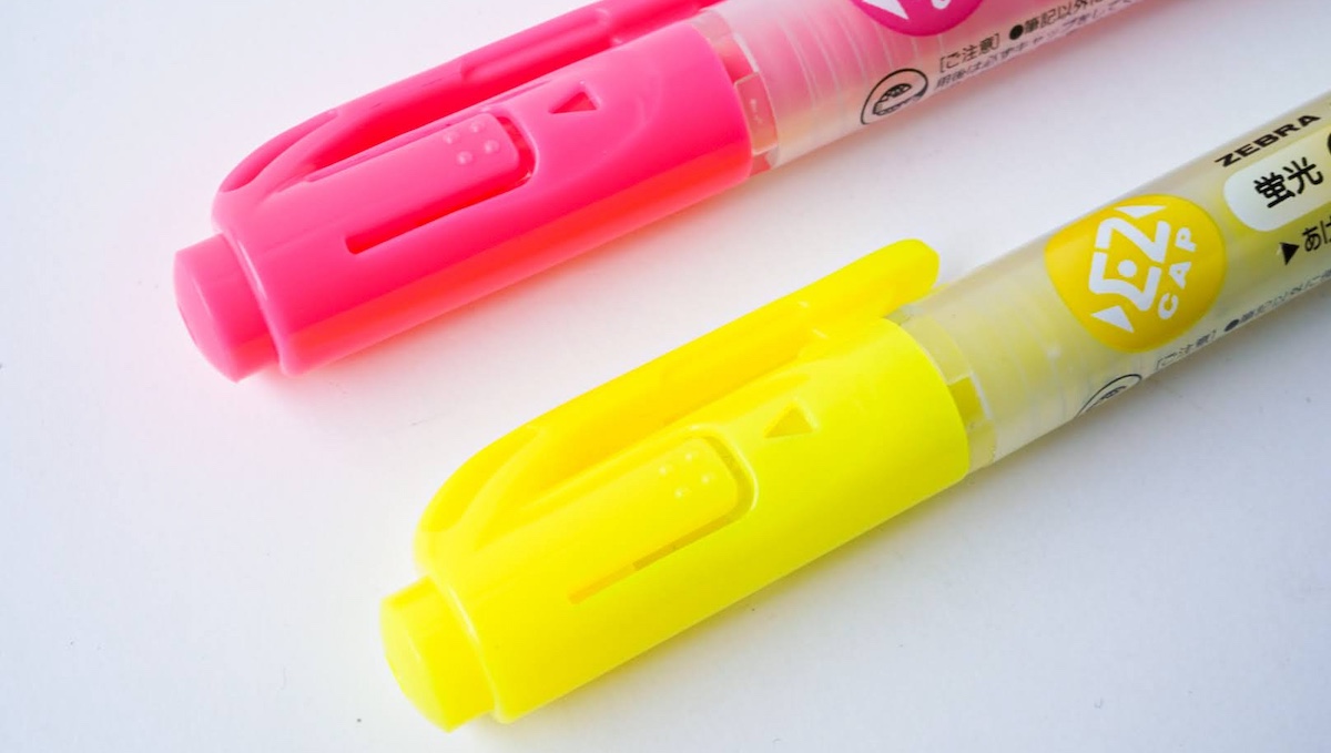 [文具ソムリエール・菅未里の自腹買い文房具]キャップ式なのに片手で開くだと？ イージーな蛍光マーカーが10年間も愛される理由
