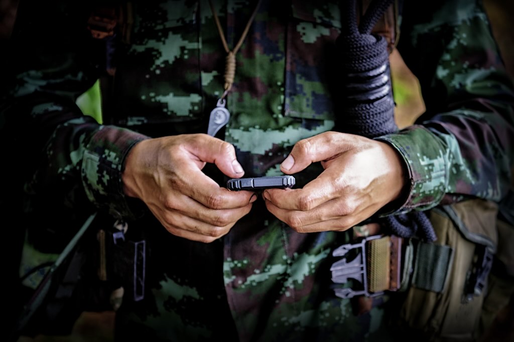 iPhoneが銃弾を防いだ！ イスラエル軍の兵士が命を救われる