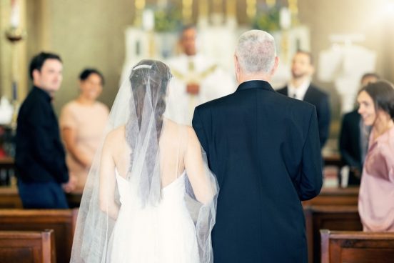 バージンロードで父のズボンに異変…。米の結婚式でまさかの出来事