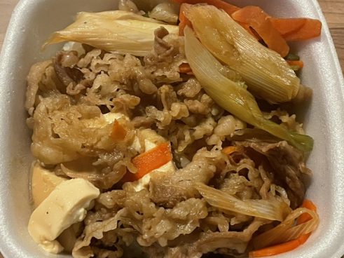 ご飯までヒタヒタ…寒さに濃いタレが染み渡る、吉野家「牛すき鍋膳」