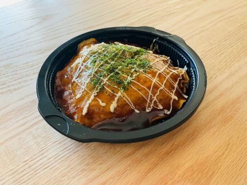 長年愛される老舗の味「みっちゃん総本店監修 広島流お好み焼そば肉玉子」（ファミリーマート）