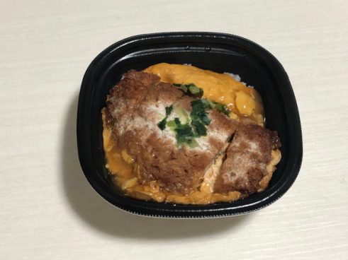 分厚いロース肉にふんわり卵…腹が減ってる時にこそ食べたい「これがロースかつ丼」（ローソン）