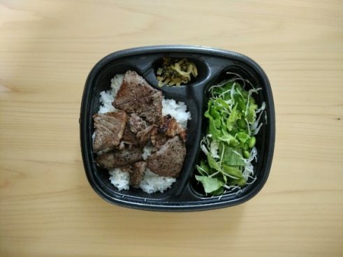 甘めのステーキソースでご飯が進む！ 「サラダ＆ハーフ・カットステーキコンボ」