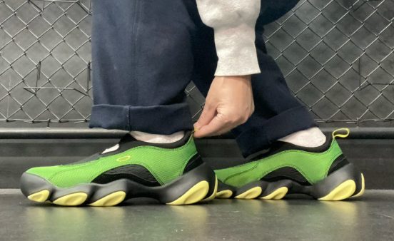 「オークリー」コラボモデル、近未来的デザインのスリッポンサンダルでもやっぱり楽ちんだな