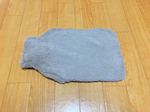 ヒラキ、ふわふわの触り心地であったかい「ふわふわカバー付湯たんぽ」