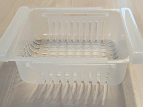 冷蔵庫に引き出しを増やす!? ダイソーの「伸縮できる冷蔵庫収納トレー」でデッドスペースを有効活用