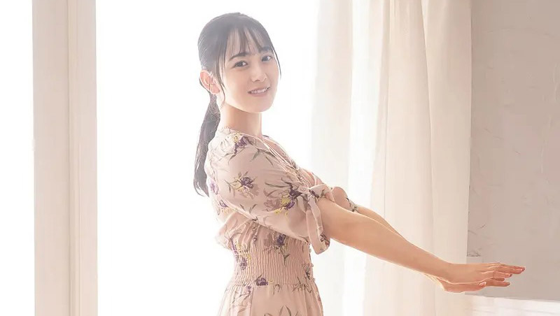 乃木坂46・向井葉月が花柄ワンピで脚長美スタイル披露【独占カット】