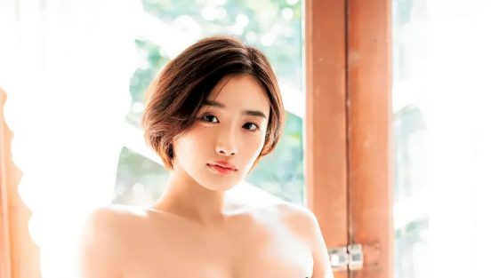 劇団4ドル50セント・安倍乙が黒のチューブトップビキニで美ボディ披露【独占カット】