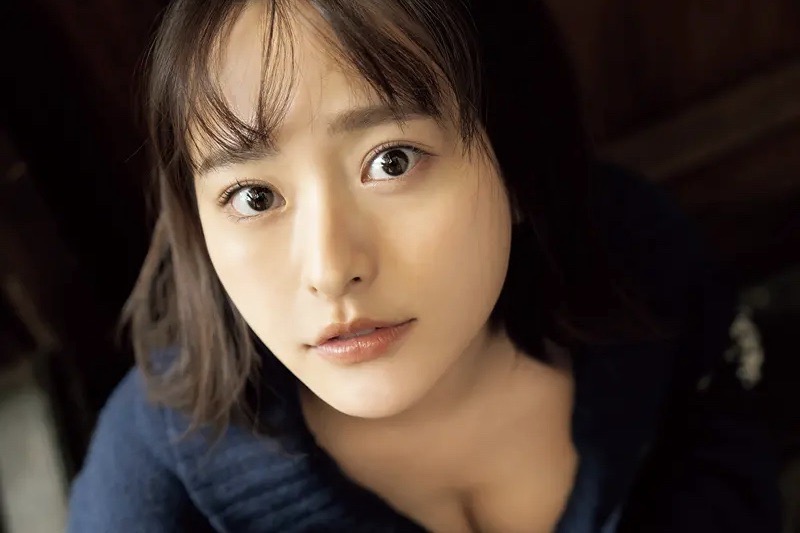 高崎かなみが美谷間チラリな萌え袖ニット姿を披露【独占カット】
