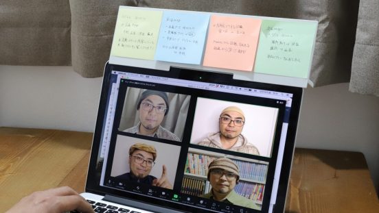 カメラ目線でカンペをチラ見！ 「ふせんボード」がオンライン会議で印象アップにも活躍する構造上の理由