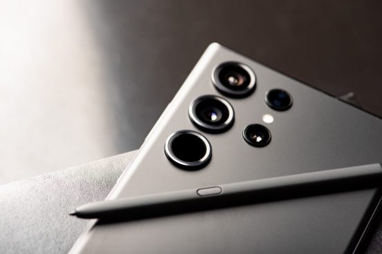 「Galaxy S24 Ultra」、やはり光学ズームは10倍から5倍にダウン？ 望遠カメラパーツが縮小かも