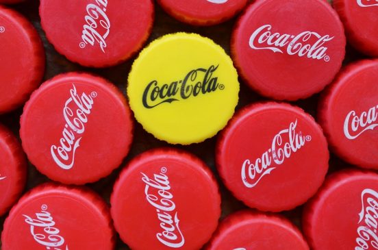 海外の「コカ・コーラ」に黄色いキャップが登場！ どうして？