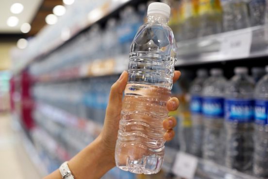 ペットボトルの水に含まれる「マイクロプラスチックの量」に驚愕の新事実！ 数百個どころじゃなかった