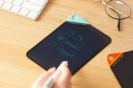キングジムの電子メモパッド「ブギーボード」シリーズの最新モデル。ふせんのようにやわらかくて軽い「ブギーボード ペーパリー BB-18」