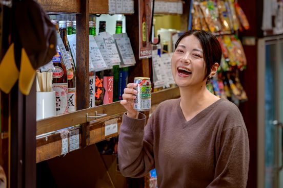 【せんべろnet監修 】“ひとり飲み”初心者が「角打ち」に挑戦する噺