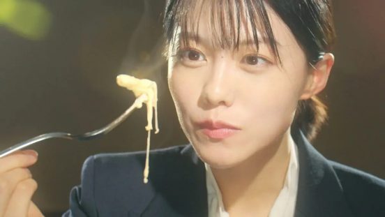 志田彩良×伊武雅刀『こんなところで裏切り飯』第1話あらすじ＆場面写真公開！OPテーマは春野が担当