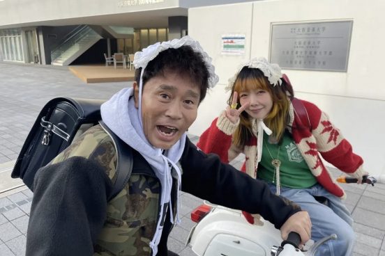 aiko＆浜田雅功がロリータファッションのヘッドドレス×ランドセル姿に！？『ごぶごぶ』