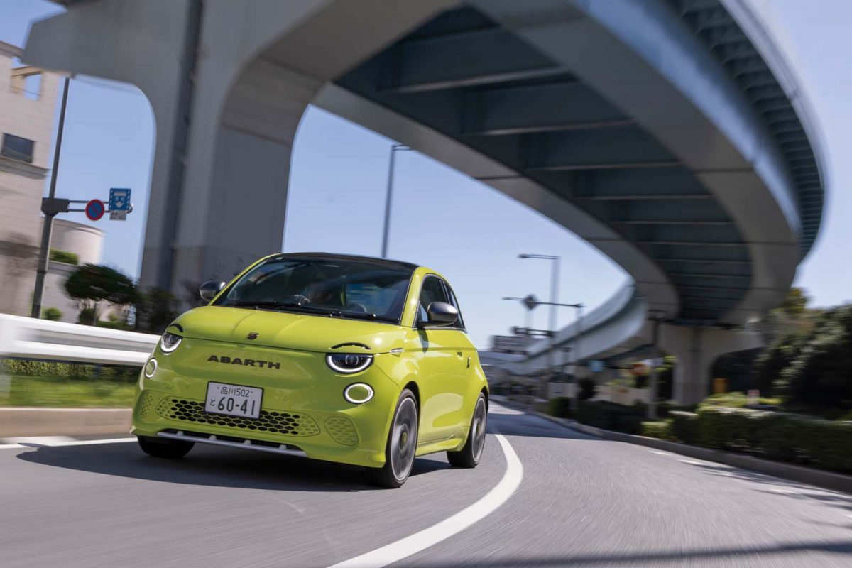 反則技的な手法でEVの新たな楽しみ方を提案する“電動サソリ“「アバルト500e」レビュー