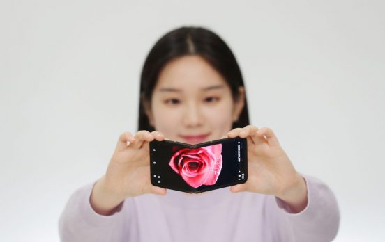 将来のGalaxyスマホは内側にも外側にも折りたたみできる？ サムスンが新技術「In＆Out Flip」公開