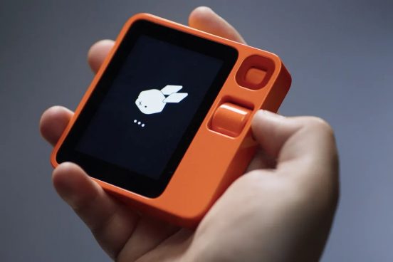 世界が注目する「rabbit r1」、有料版AIサービスを先着10万名に無料で提供！