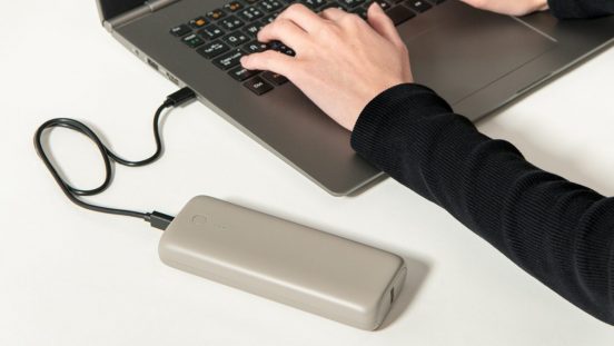 20000mAhでわずか350g！ 国内最小クラスMOTTERUモバイルバッテリーをビジネスパーソンにこそおすすめしたい理由