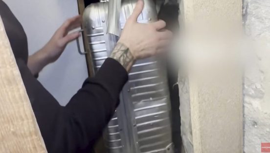 英夫婦が新居で不気味なスーツケースを発見！ 中から出てきたのは…