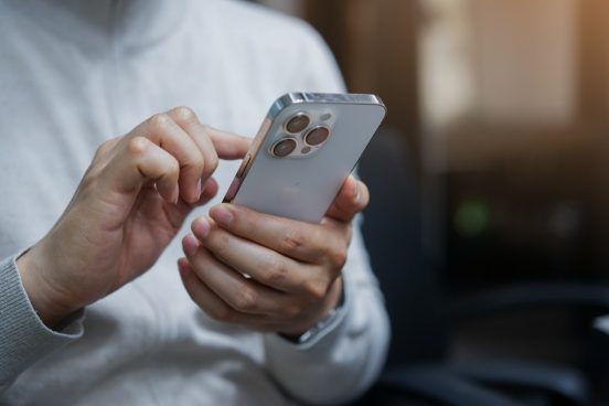 「iPhone 16 Pro」、光学5倍ズーム搭載の可能性が高まる！