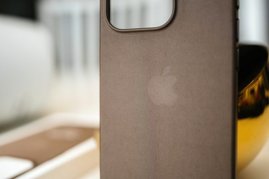 腐ったバナナみたい！ iPhone 15の「ファインウーブンケース」にまたもやダメ出し