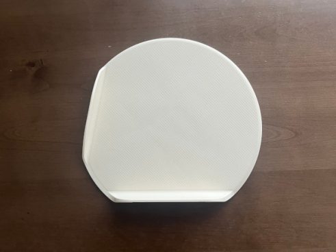 食材をこぼさない神構造！ フチが付いた「自立する丸まな板」