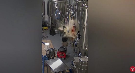米ビール醸造所でビアタンクが爆発！ カメラが決定的瞬間を捉えた
