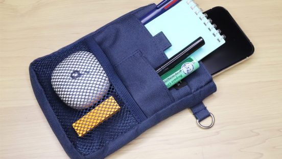 ペンからスマホ・イヤホンまでまとめて斜めがけ！ クツワ「文具エプロンバッグ ミニ」は高機能サコッシュの決定版では？