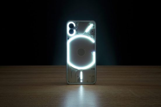 Nothing Phone(2a)の実物らしき写真がリーク。やはり背面デュアルカメラは横並び？